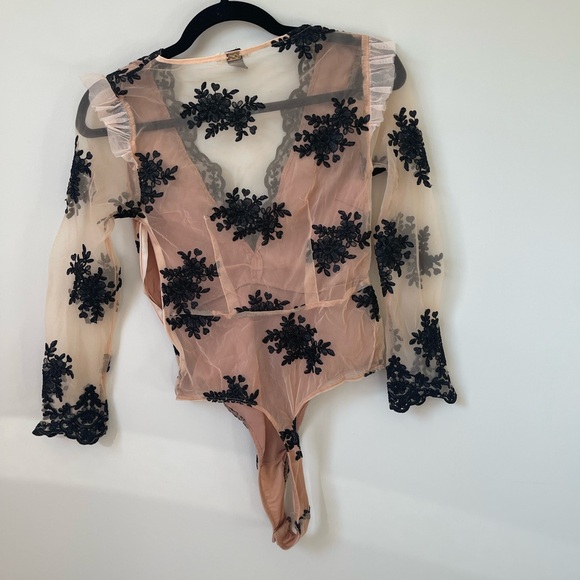 For Love & Lemons Amber Scallop Edge Bodysuit Flesh Black Floral Appliqué Sz. S - Picture 3 of 5